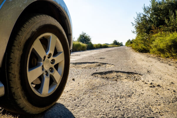 Annoying Potholes On The Road | سوق المحفز الذاتي سانت بارتيليمي — Photo № 1 | AutoCatalyst Market